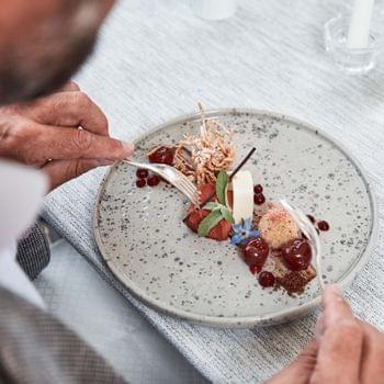 Giornate di prova (4 notti) Dessert gourmet con ciliegie, mousse e fiori commestibili su piatto maculato